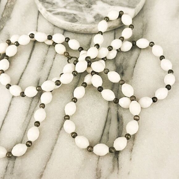 Vintage MCM Beaded Necklace White Plastic Long Midcentury Cottagecore - Picture 3 of 4